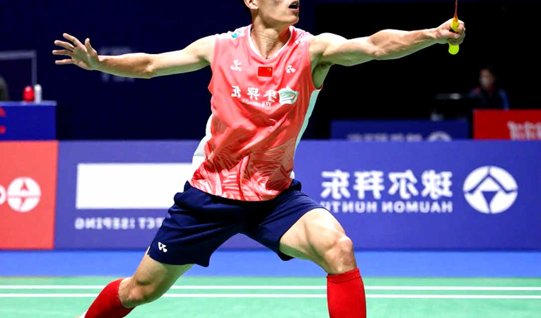 Alwi Farhan tập cùng Kento Momota: tấm gương không thay được hệ thống
