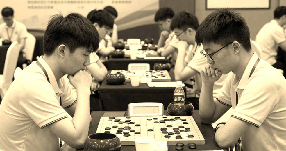 Carlsen dẫn đầu GCL nhưng nội dung lại nói về Prague: Cú trượt của báo chí cờ vua hiện đại