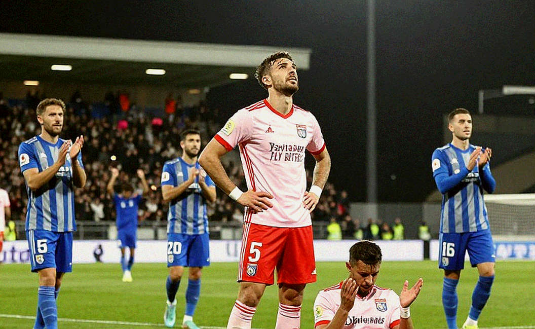 Cột dọc rơi trúng đầu thủ môn: Sự cố hi hữu làm lu mờ chiến thắng 3-0 của Atletico FC